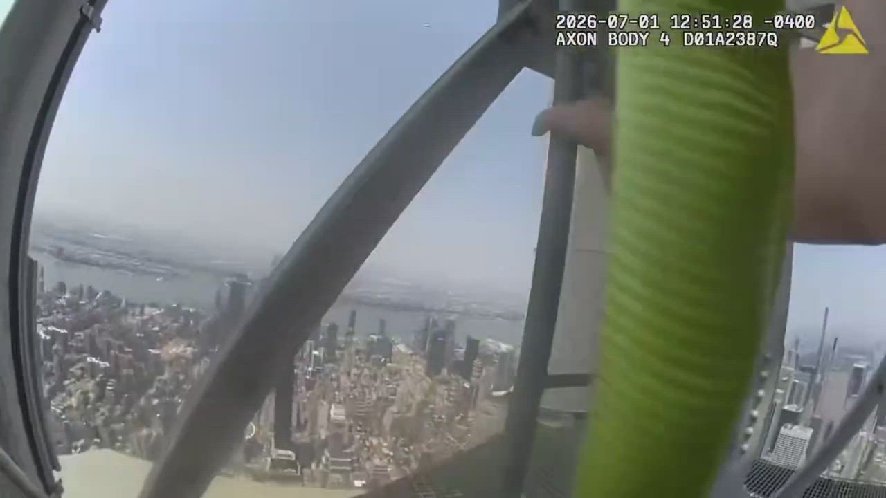 Video: US: Draufgänger-Paar erklimmt Spitze des Empire State Buildings vor Festnahme in großer Höhe in New York
