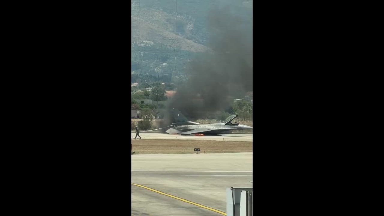 Video: Griechenland: Ein F-16-Kampfjet der griechischen Luftwaffe musste nach einem Brand an Bord notlanden und setzte auf dem Flughafen Zakynthos auf