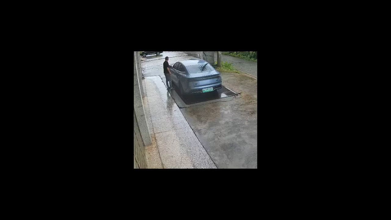 Video: China: Chinesische Anwohner springen in Fluss, um Frau zu retten, die nach Autosturz ins Wasser eingeschlossen ist