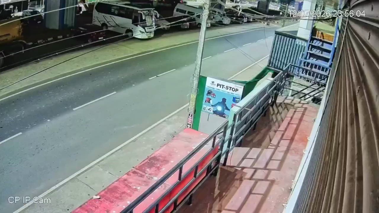 Video: India: Raser überschlägt sich bei nächtlichem Crash in Keralas Kasaragod – Airbags schützen Insassen