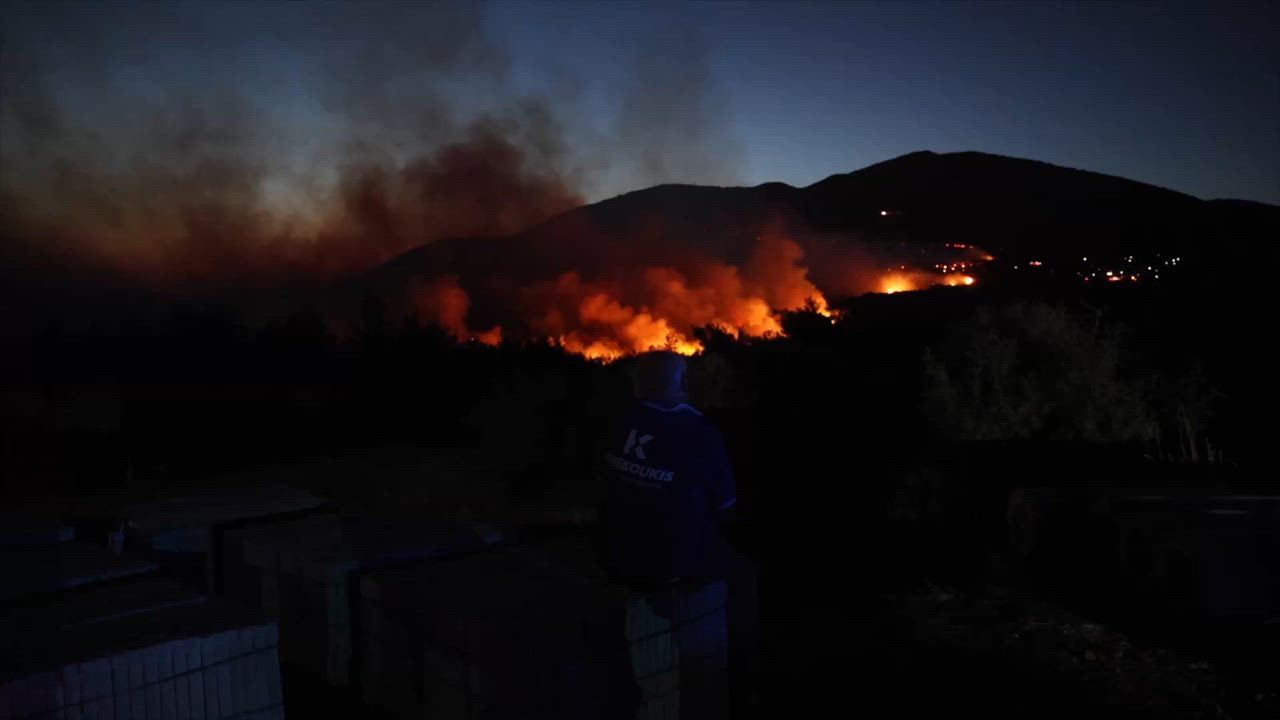 Video: Griechenland: Einsatz gegen Waldbrände in Westgriechenland geht weiter, landesweit brechen mehr als 70 Feuer aus (3)