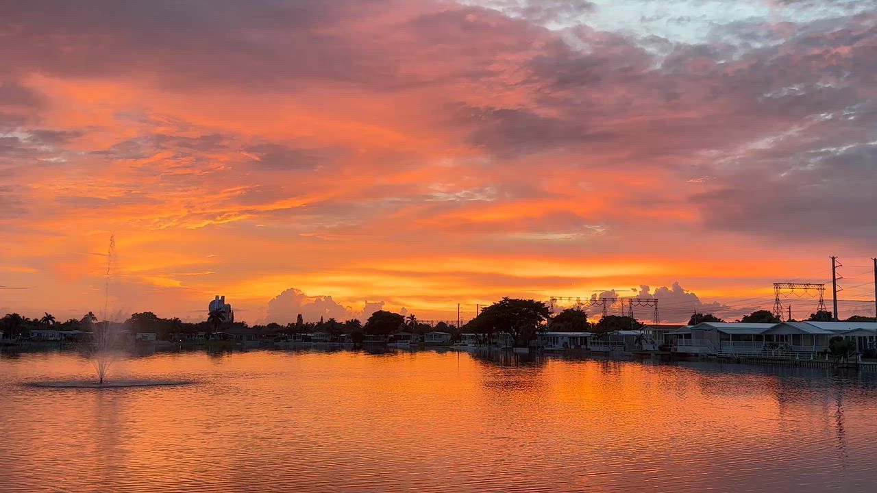 Video: US: Schillernde Farben des Sonnenuntergangs nach Gewittern