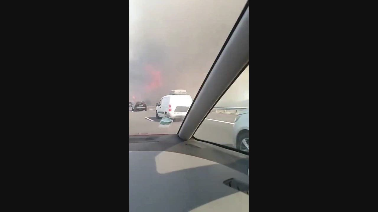 Video: France: Autofahrer passieren schnell vorrückenden Waldbrand nahe Carcassonne, Frankreich