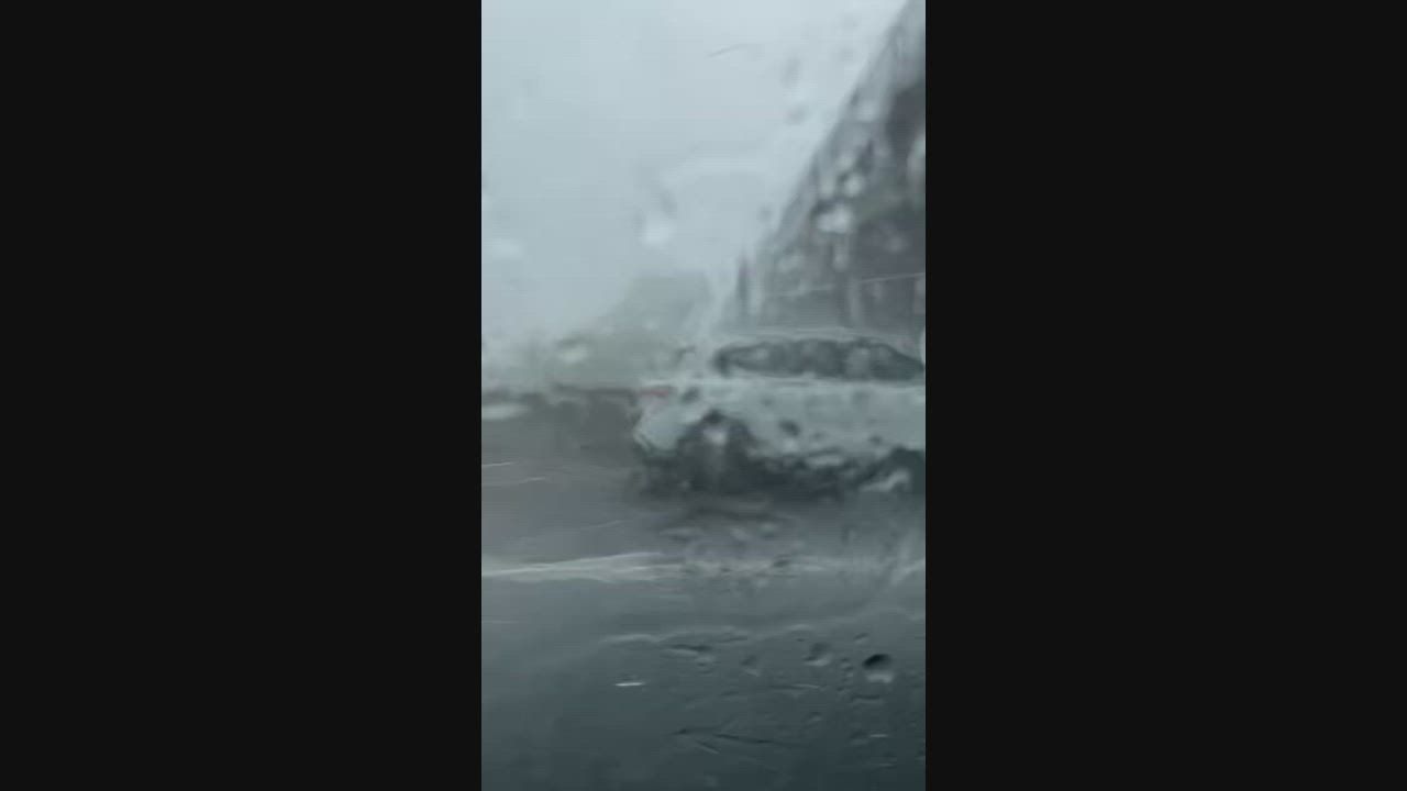 Video: Spain: Sturzregen sorgt auf der AP-7 in Valencia für gefährlich schlechte Sicht