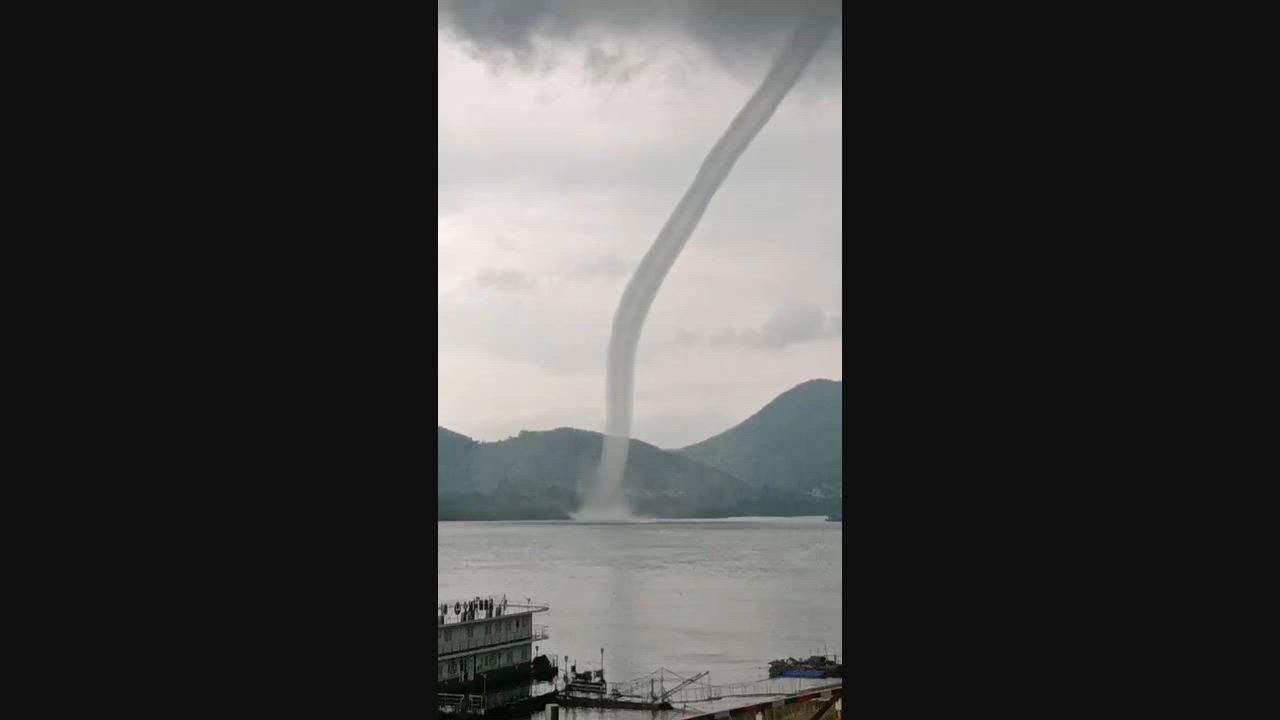 Video: China: Seltene riesige Wasserhose über dem Xijiang gefilmt