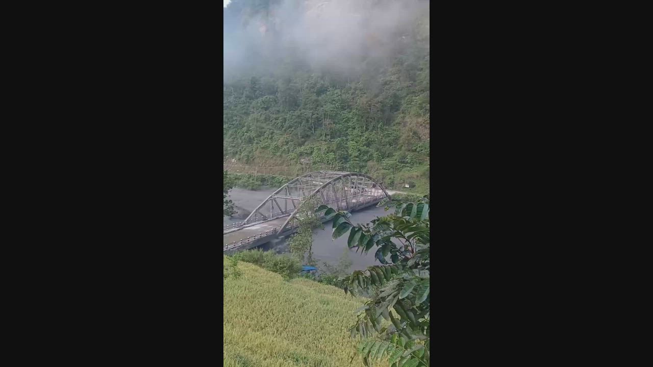 Video: Nepal: Hochwasser des Budhi Gandaki reißt Soti-Khola-Brücke nahe Arughat in Gorkha mit