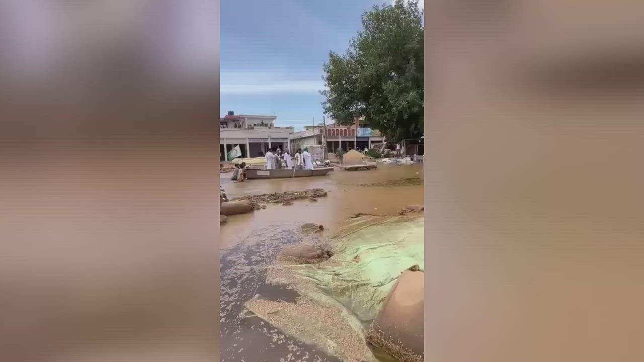 Video: Indien: Heftiger Regen überschwemmt Getreidemärkte in Punjab – Bauern retten Reis mit Booten