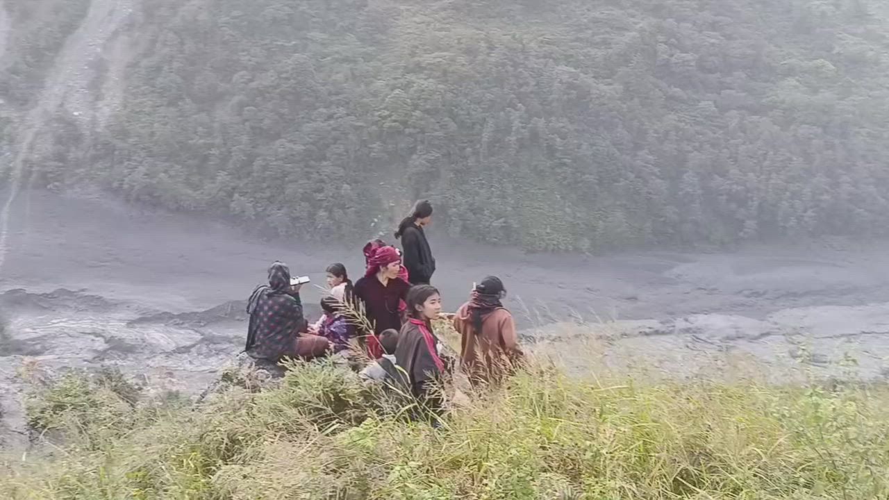 Video: Nepal: Fluten reißen Häuser in Gorkha mit, während Dorfbewohner von höher gelegenem Gelände aus zusehen