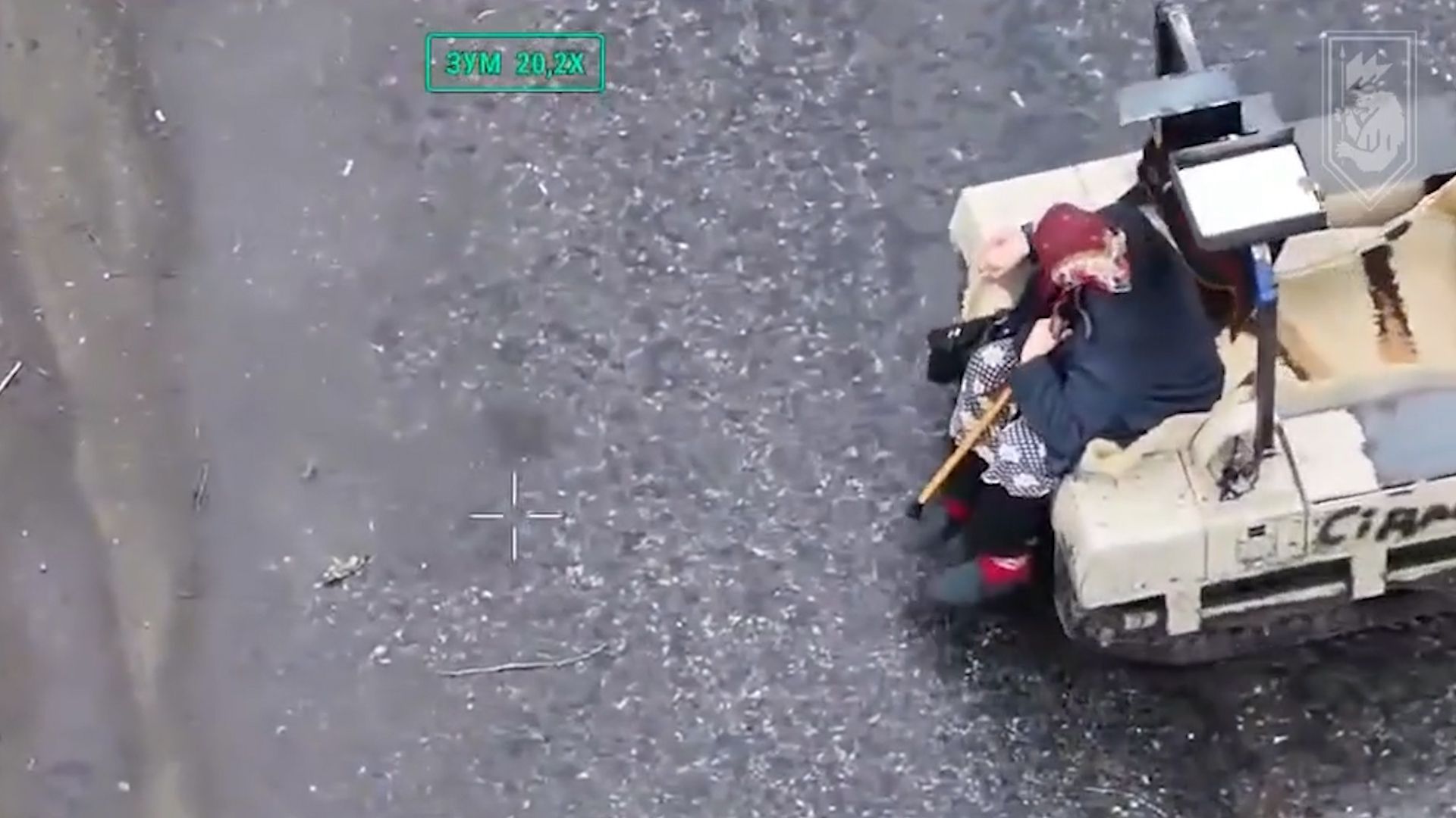 Video: Aufnahmen zeigen außergewöhnliche Rettung: Bodendrohne bringt 77-Jährige von der Front in Sicherheit