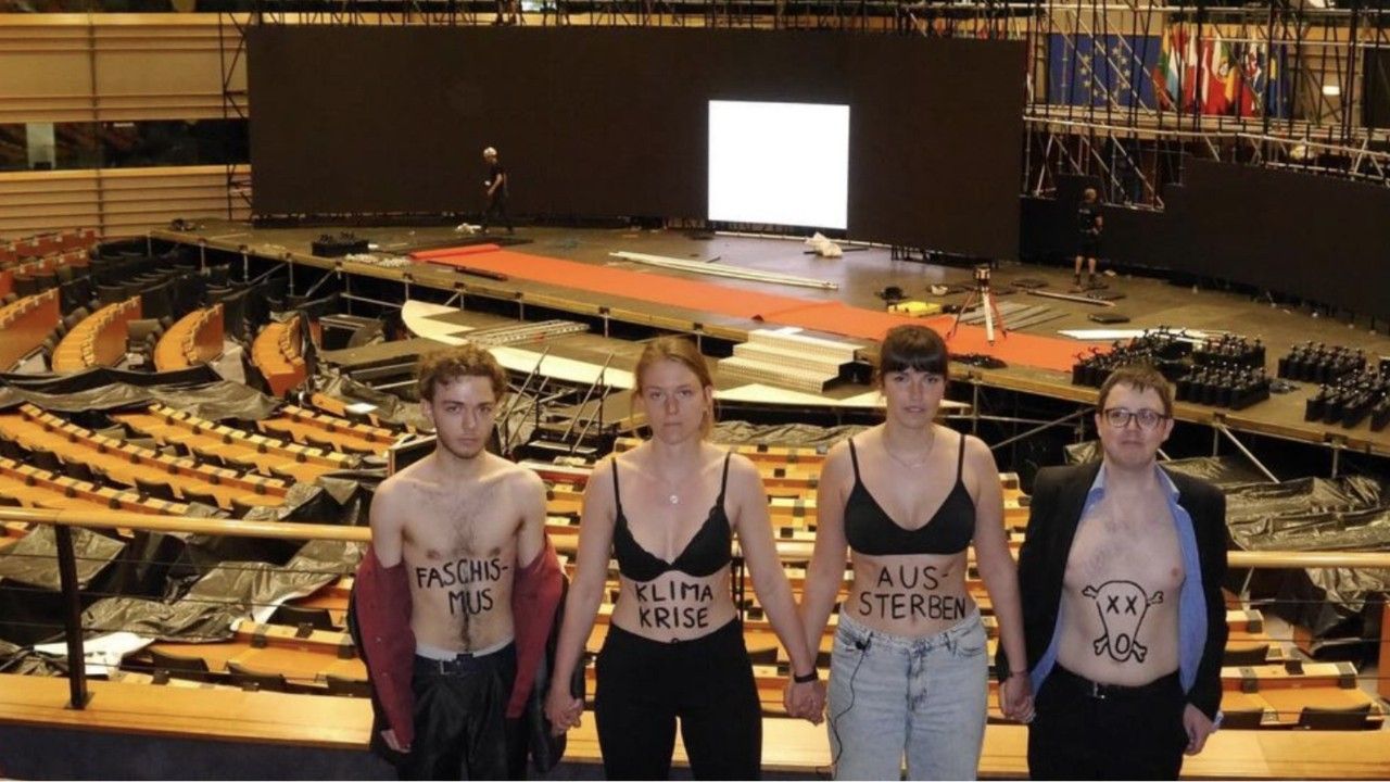 Letzte Generation protestiert nackt im EU-Parlament