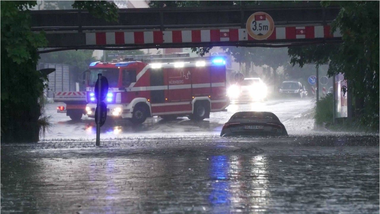 Starkregen lässt Autos in Nürnberg versinken