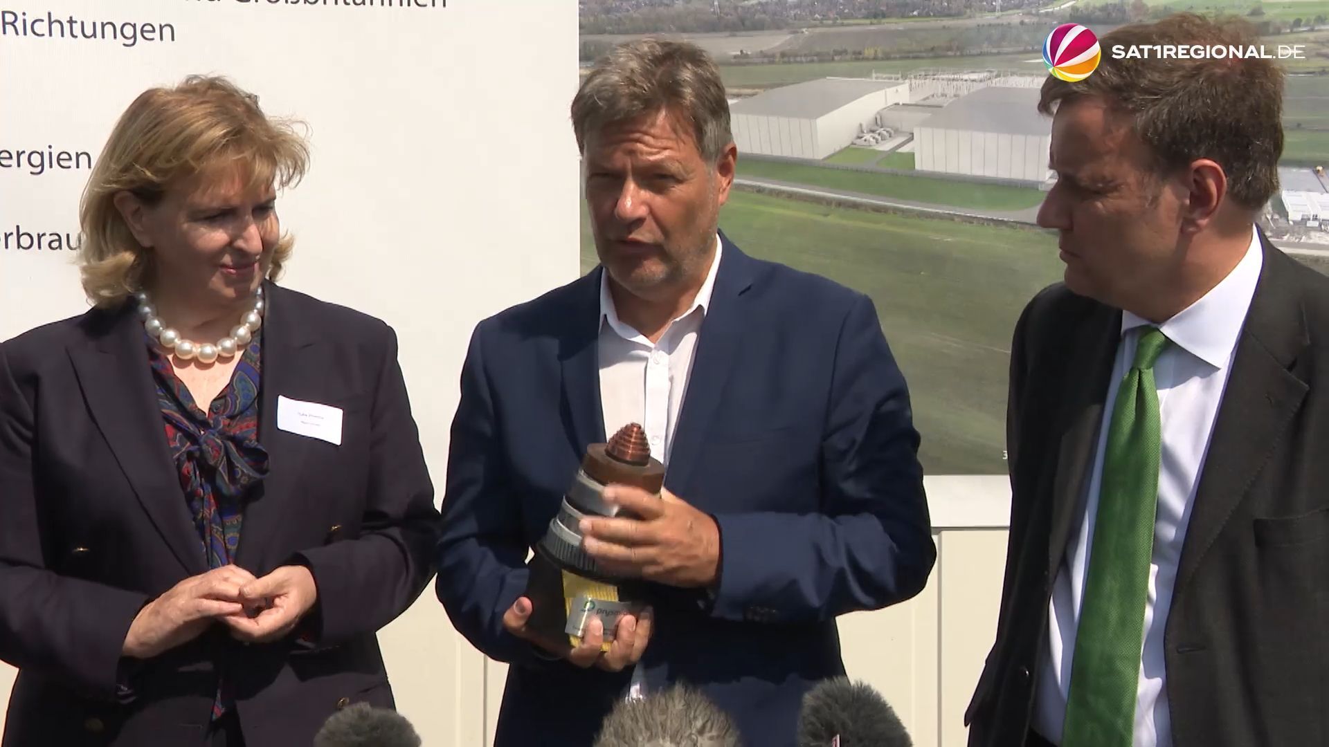 Habeck in Wilhelmshaven: Baustart von Stromverbindung zwischen Deutschland und Großbritannien