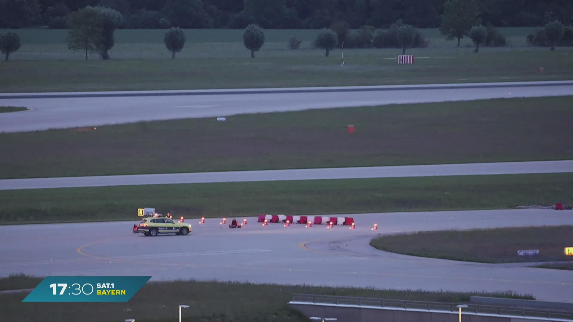 Flughafen-Chaos zum Ferienstart: Klimaaktivisten blockieren mit Klebe-Aktion