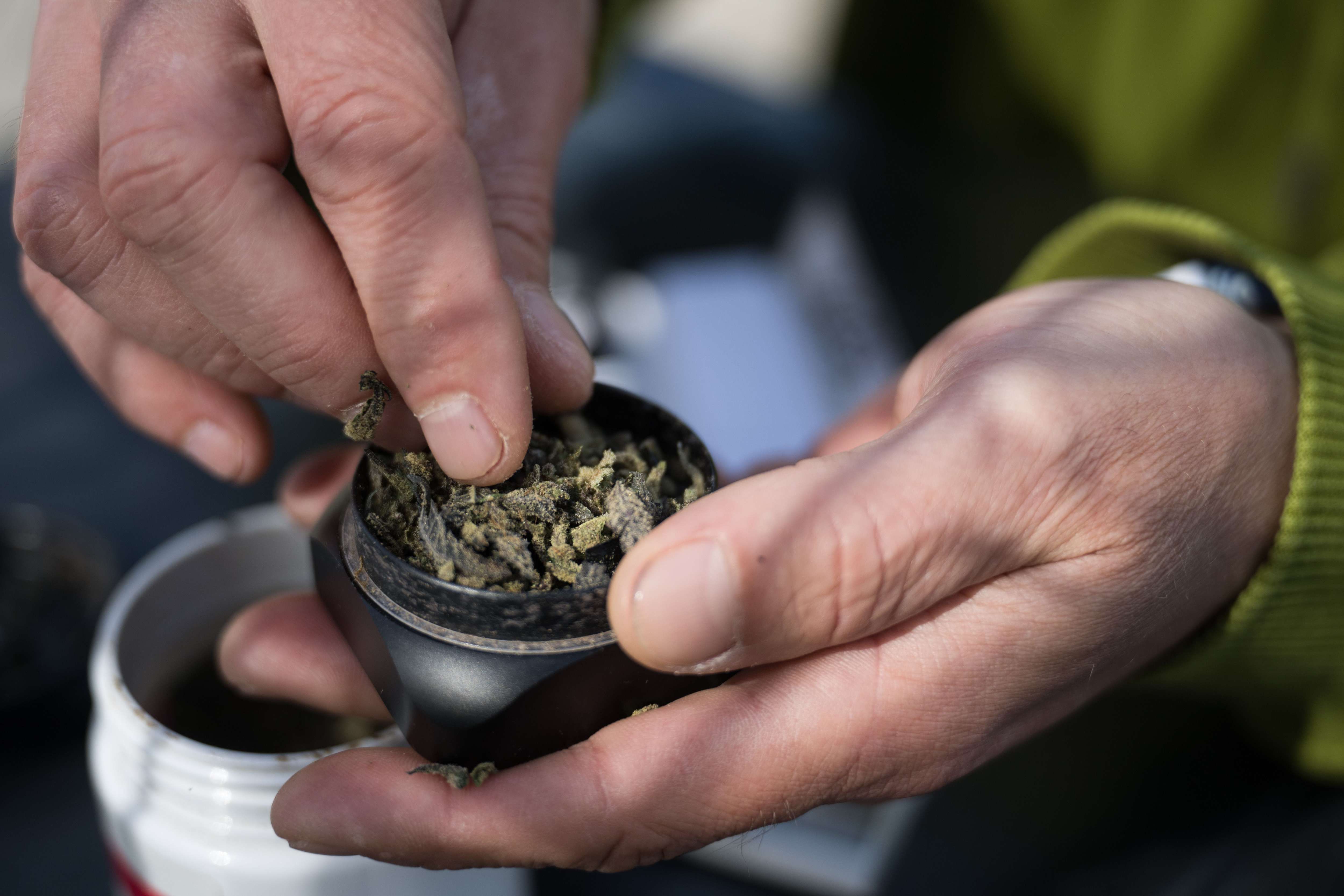 Cannabis-Clubs, Blackbox fürs Auto und mehr Rente: Das ändert sich am 1. Juli