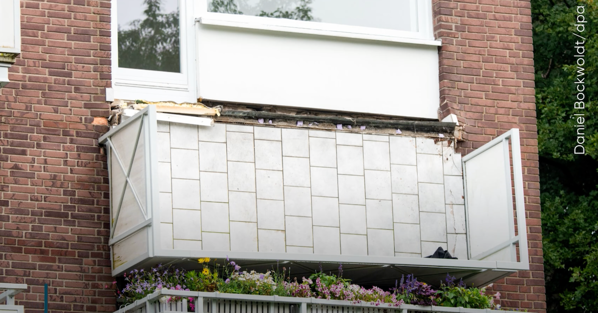 Balkon mit sechs Menschen bricht von Hauswand ab
