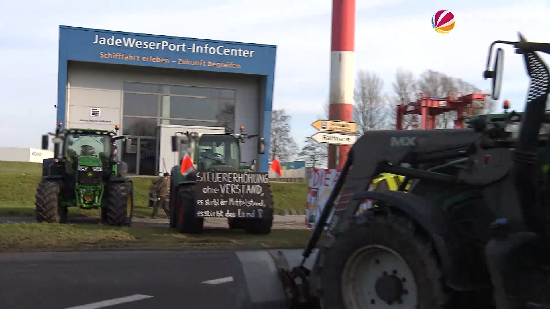 Bauern blockieren JadeWeserPort in Wilhelmshaven