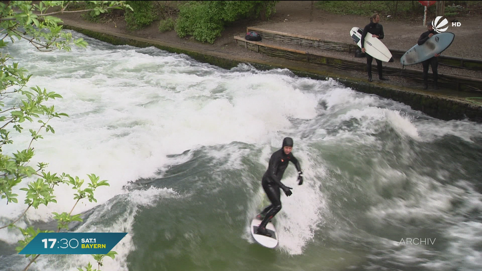 Video: Nach Unfall an Eisbachwelle: Zustand der Surferin stabil