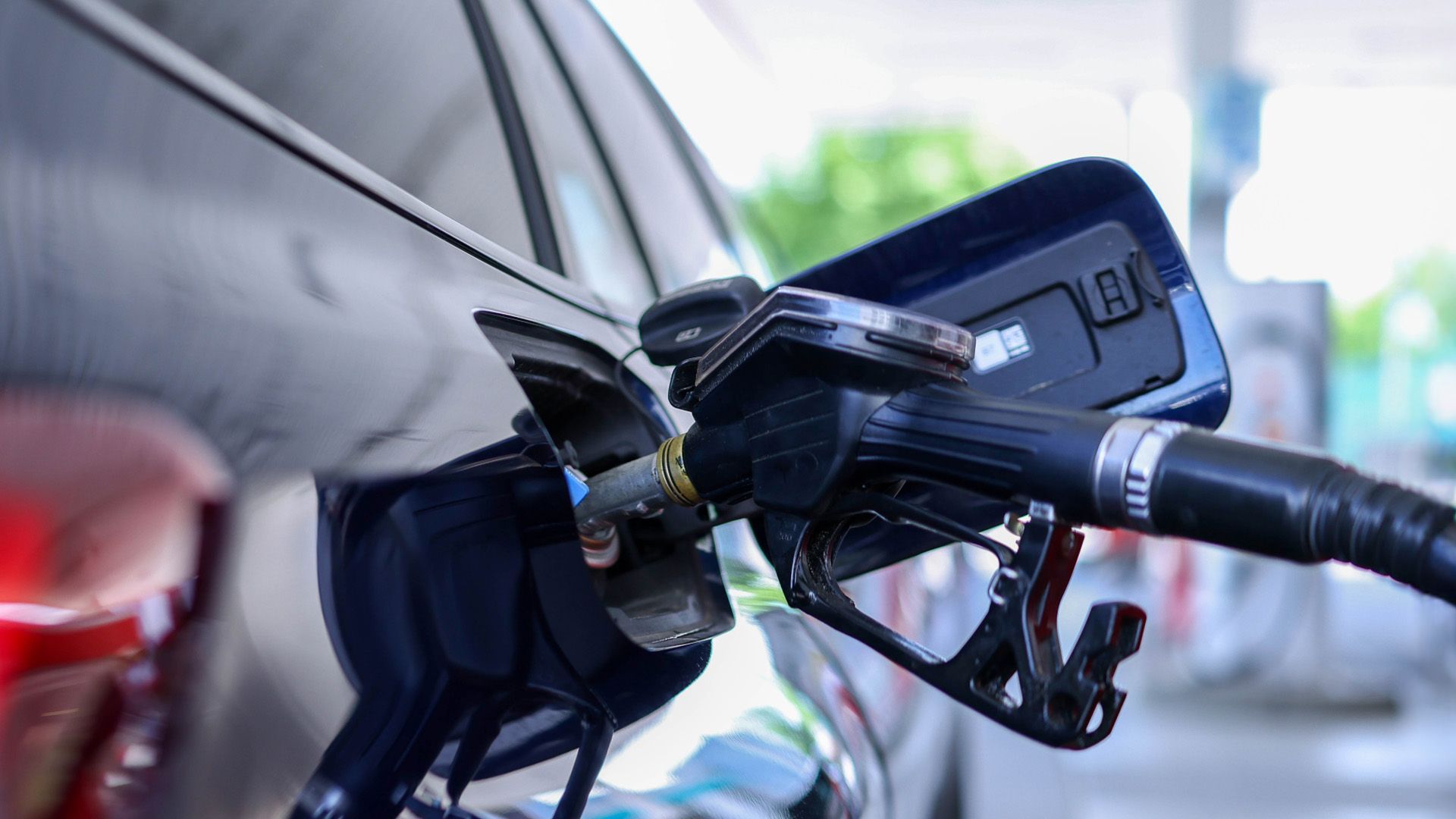 Video: Tanken: Wann es am günstigsten ist