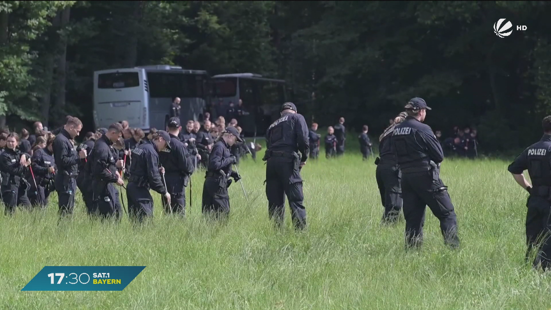 Video: Nach Fund von Frauenleiche: Polizei durchsucht Waldstück bei Bad Aibling