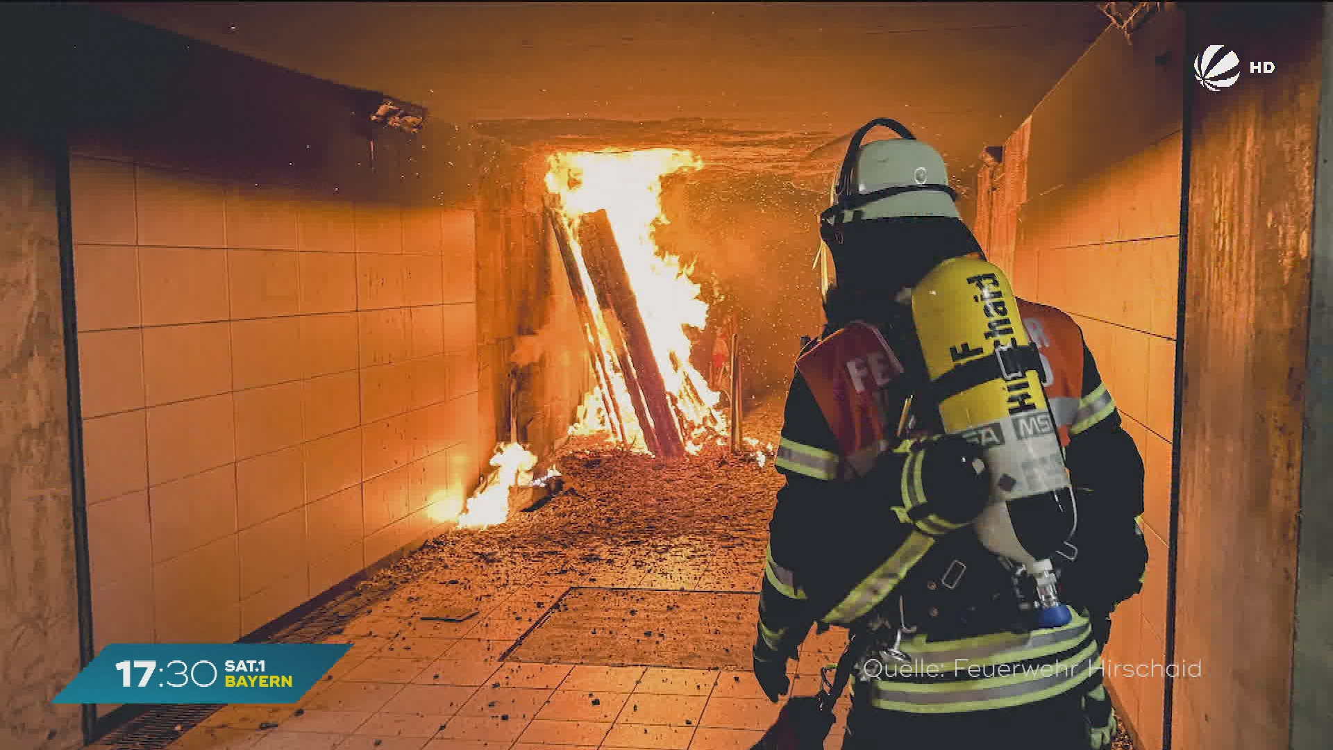 Video: Bahnunterführung in Flammen: Feuer in Hirschaid sorgt für Streckensperrung