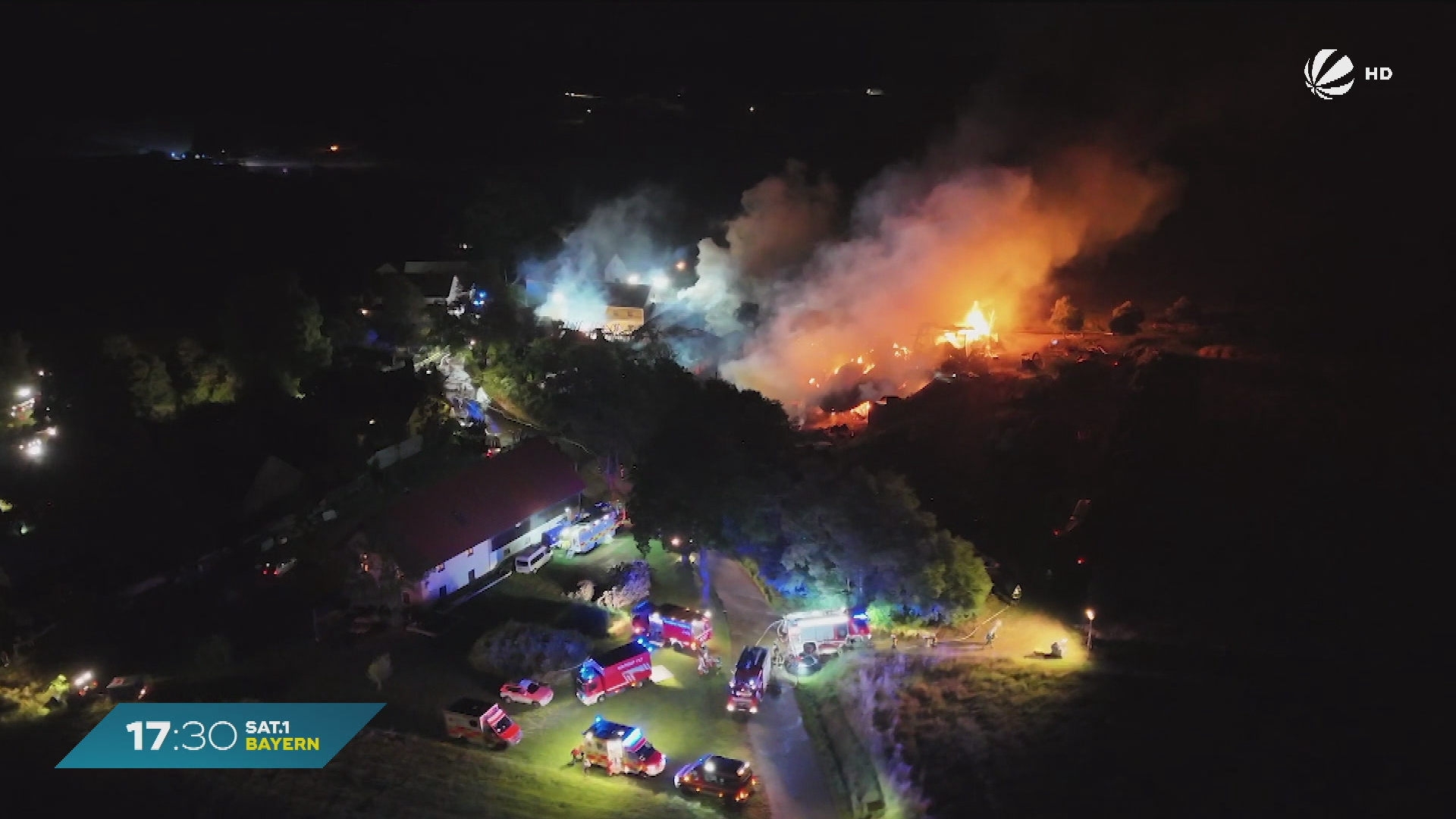 Video: Bauernhof in Flammen: 300 Einsatzkräfte kämpfen gegen Großbrand