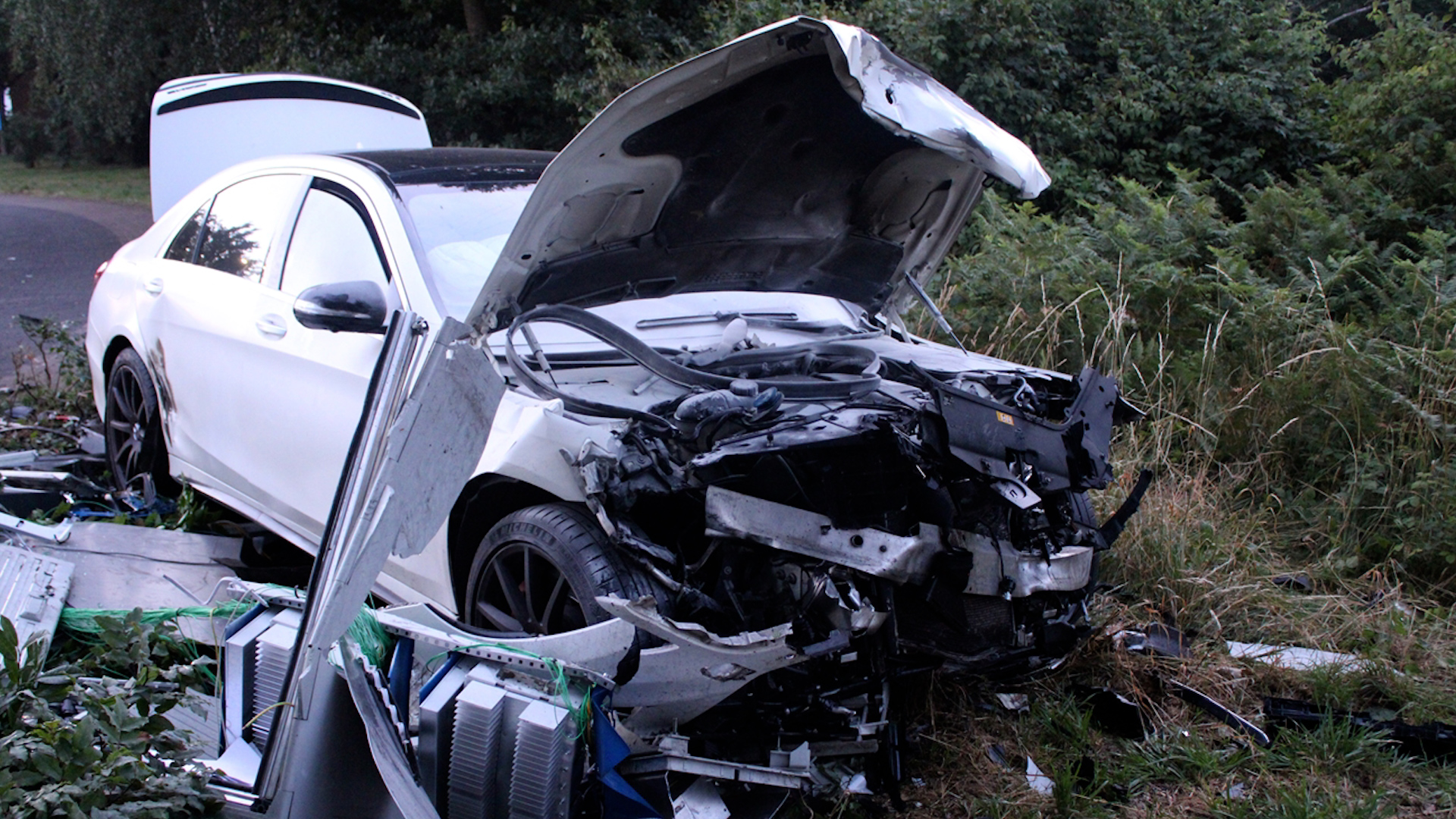 Video: Raser-Crash: 300.000€ Schaden und 3000 Haushalte offline
