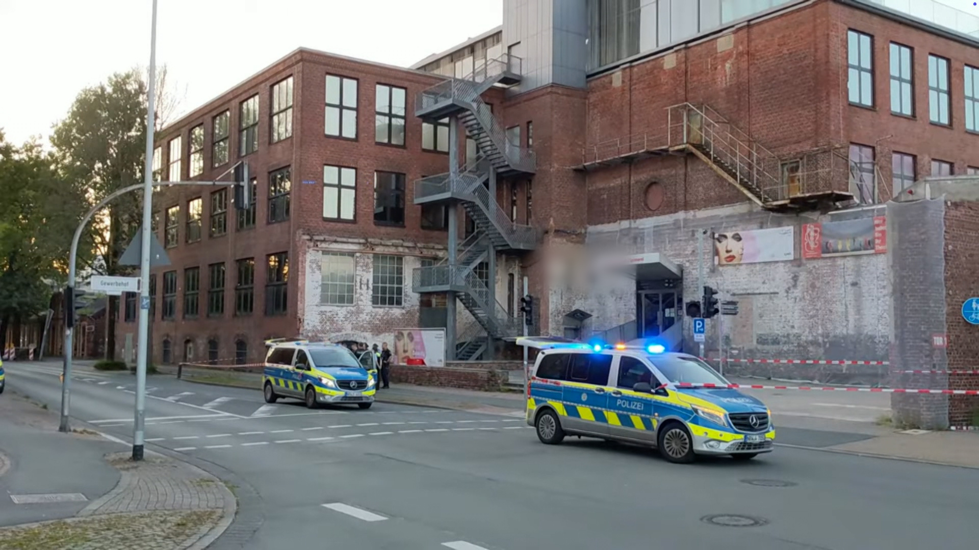 Video: 47-Jährige vor Textilmuseum brutal niedergestochen