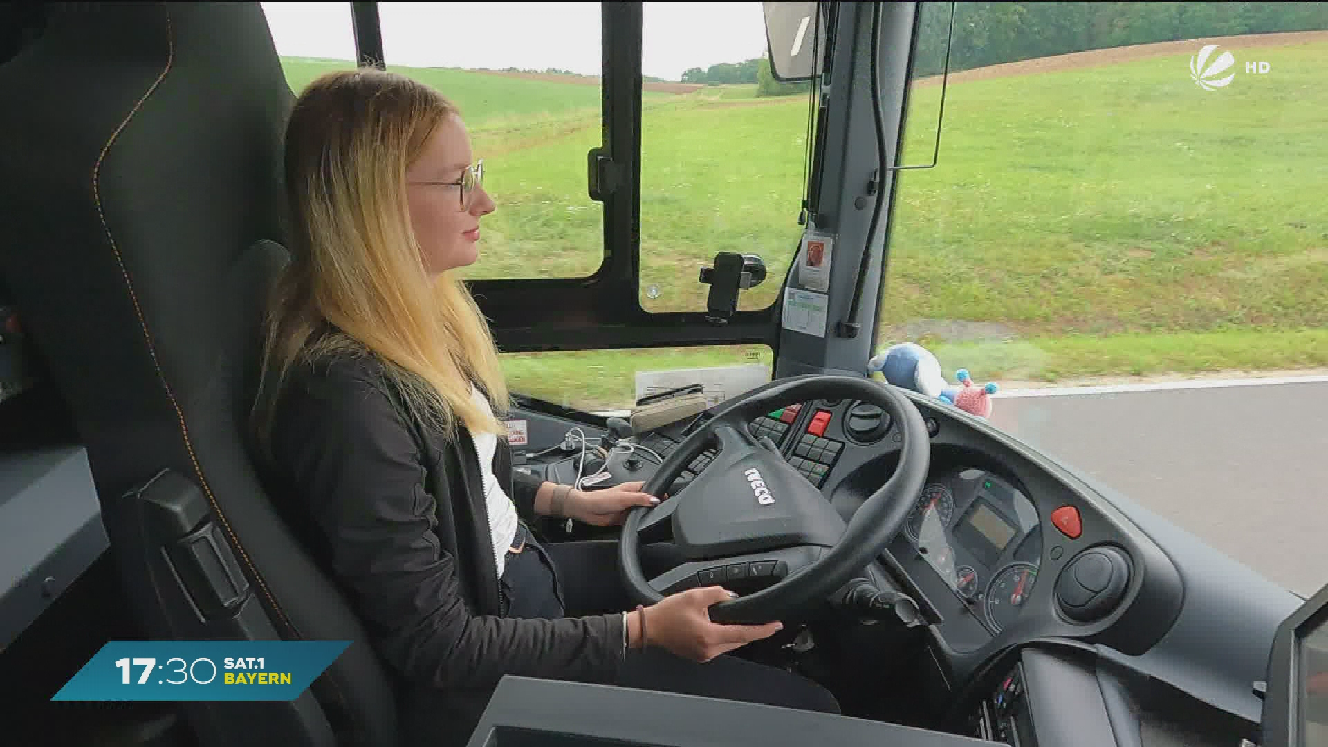 Video: Traumberuf Busfahrerin: Leonie ist Bayerns jüngste Linienbusfahrerin