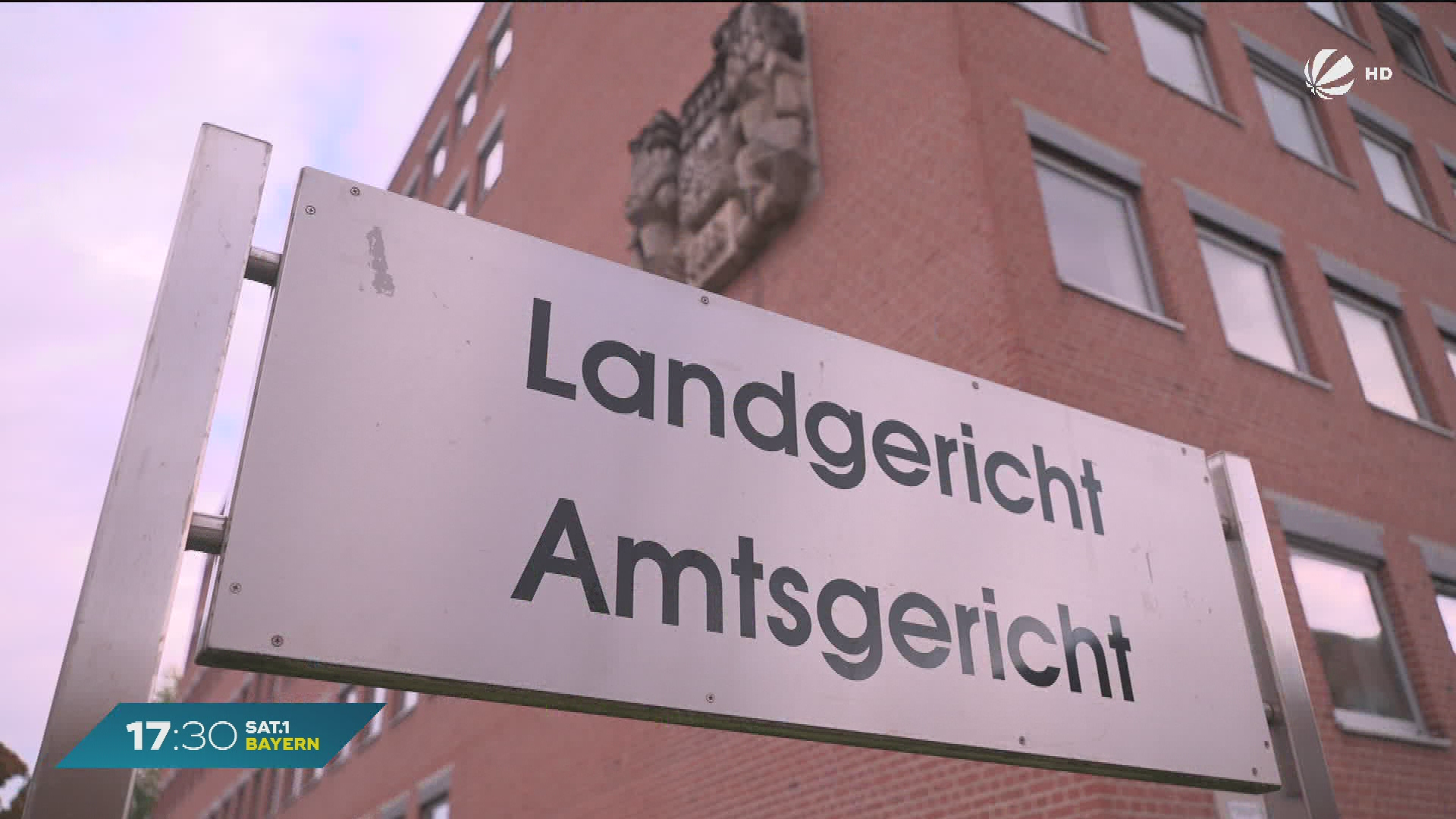 Video: Eigene Oma angezündet? Angeklagter in Landshut vor Gericht
