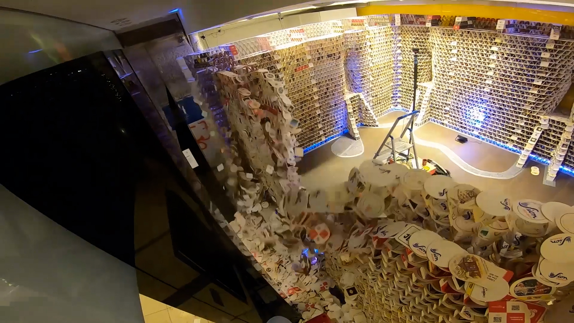 Video: Bierdeckel-Skulptur in Köln einstürzt