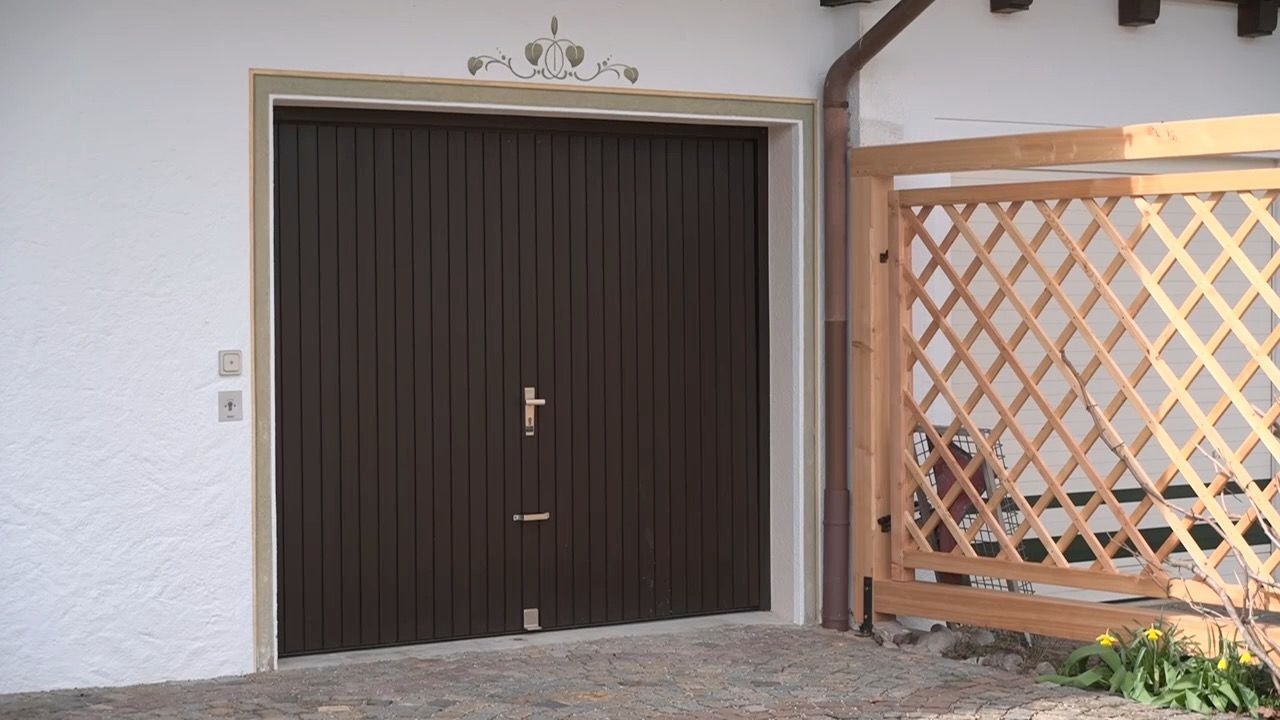 Video: Garagentore nur aus Holz? Weiße Tore in Rottach-Egern sorgen für Ärger