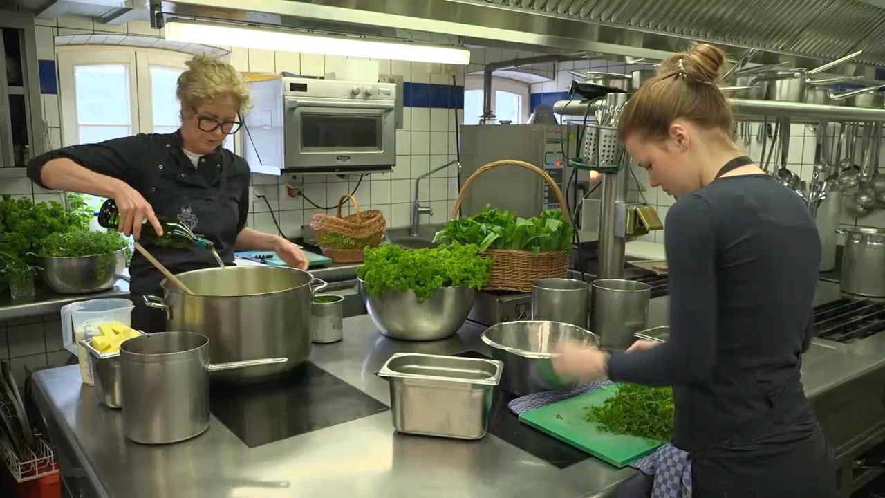 Video: Oster-Tradition in Oberbayern: Kräutlsuppe im Trend