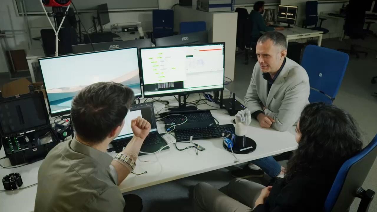 Video: Hightech aus Bayern: Wie Exoskelette, Prothesen und Apps Menschen stärker machen