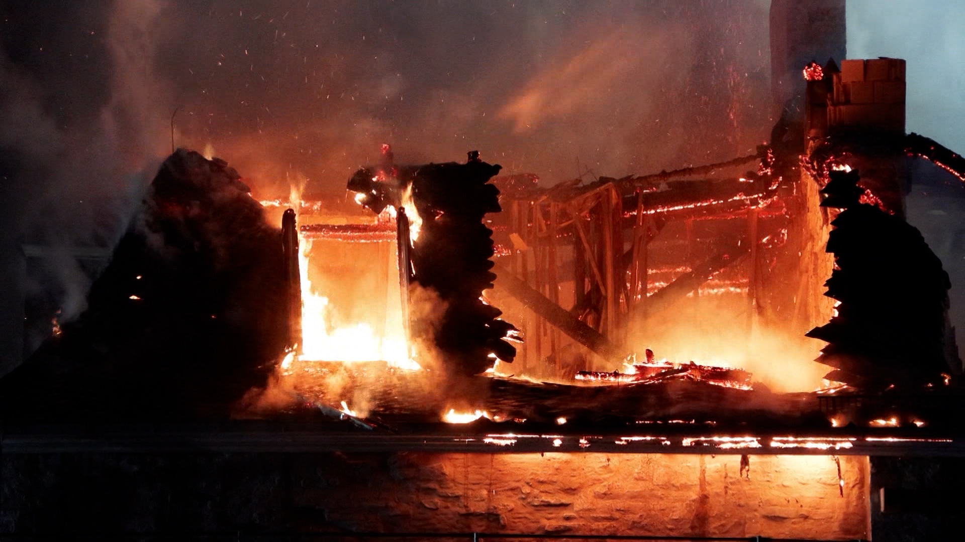 Video: Schloss Hardenberg wird nach Brand wieder restauriert