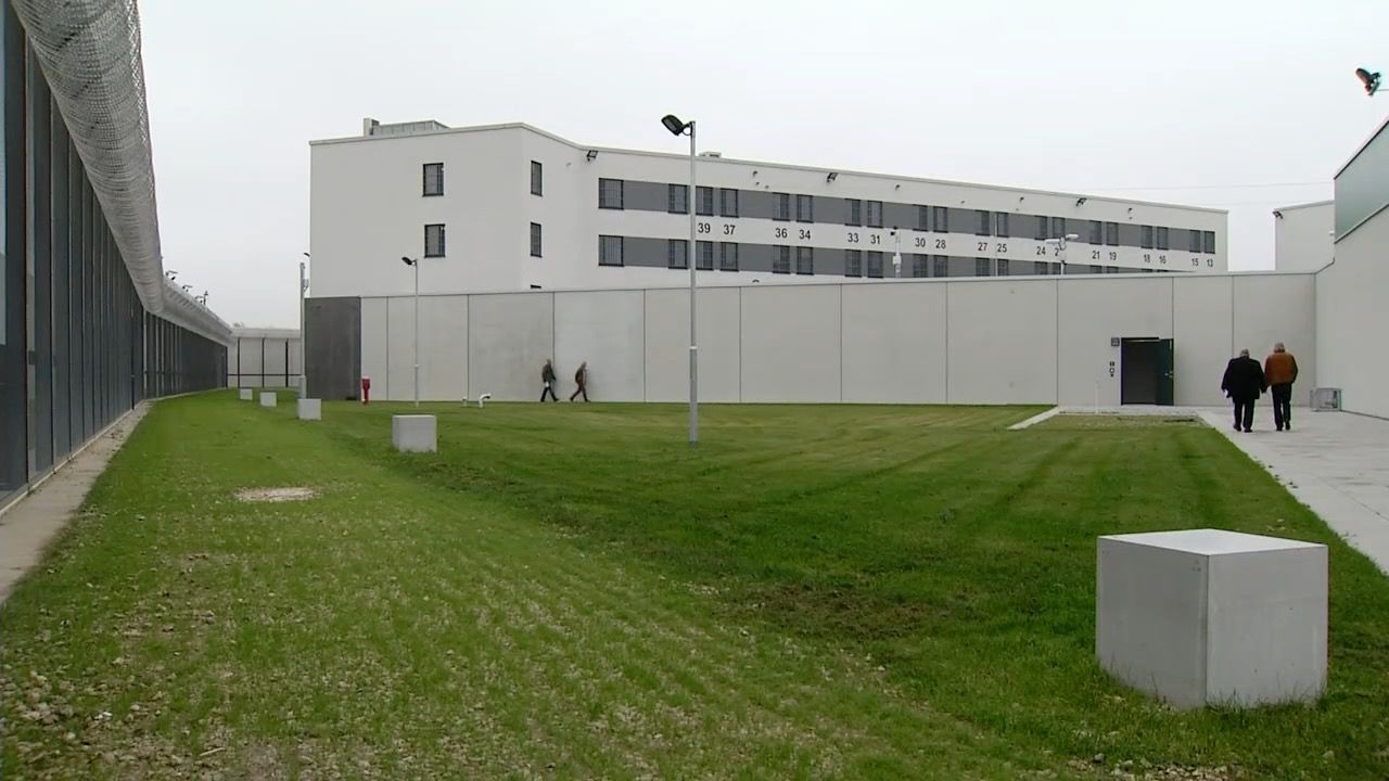 Video: Missbrauchsskandal in JVA Gablingen: Zehn weitere Beamte angeklagt