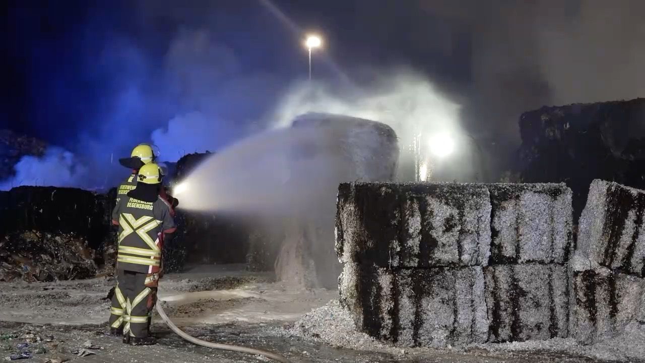 Video: Brand in Recyclinganlage in Regensburg: Zwei Feuerwehrmänner leicht verletzt