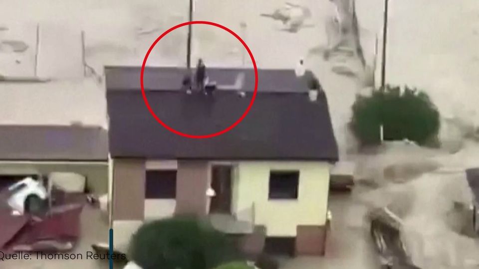 Rettung via Hubschrauber: Dramatische Bilder zeigen Flut-Drama in Italien