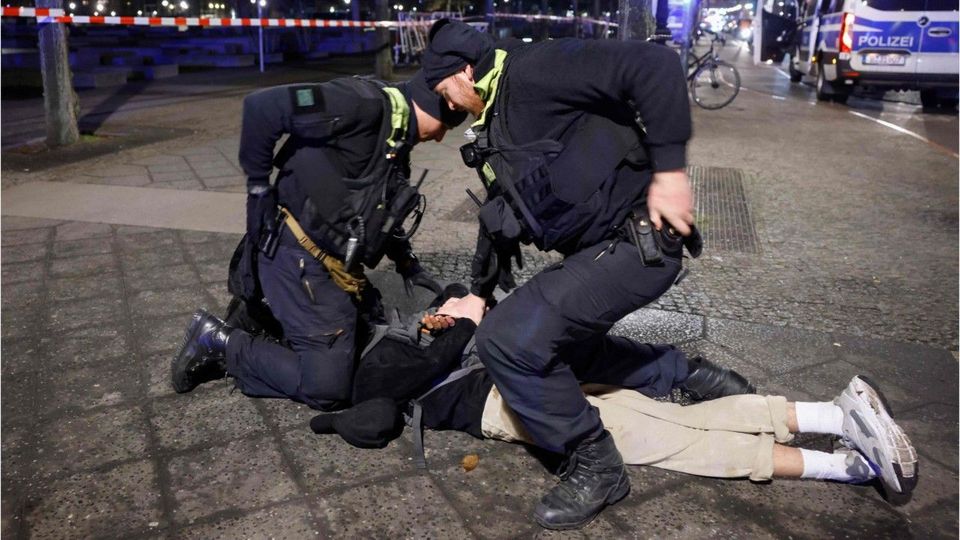 Messerattacke auf Tourist am Holocaust-Merkmal