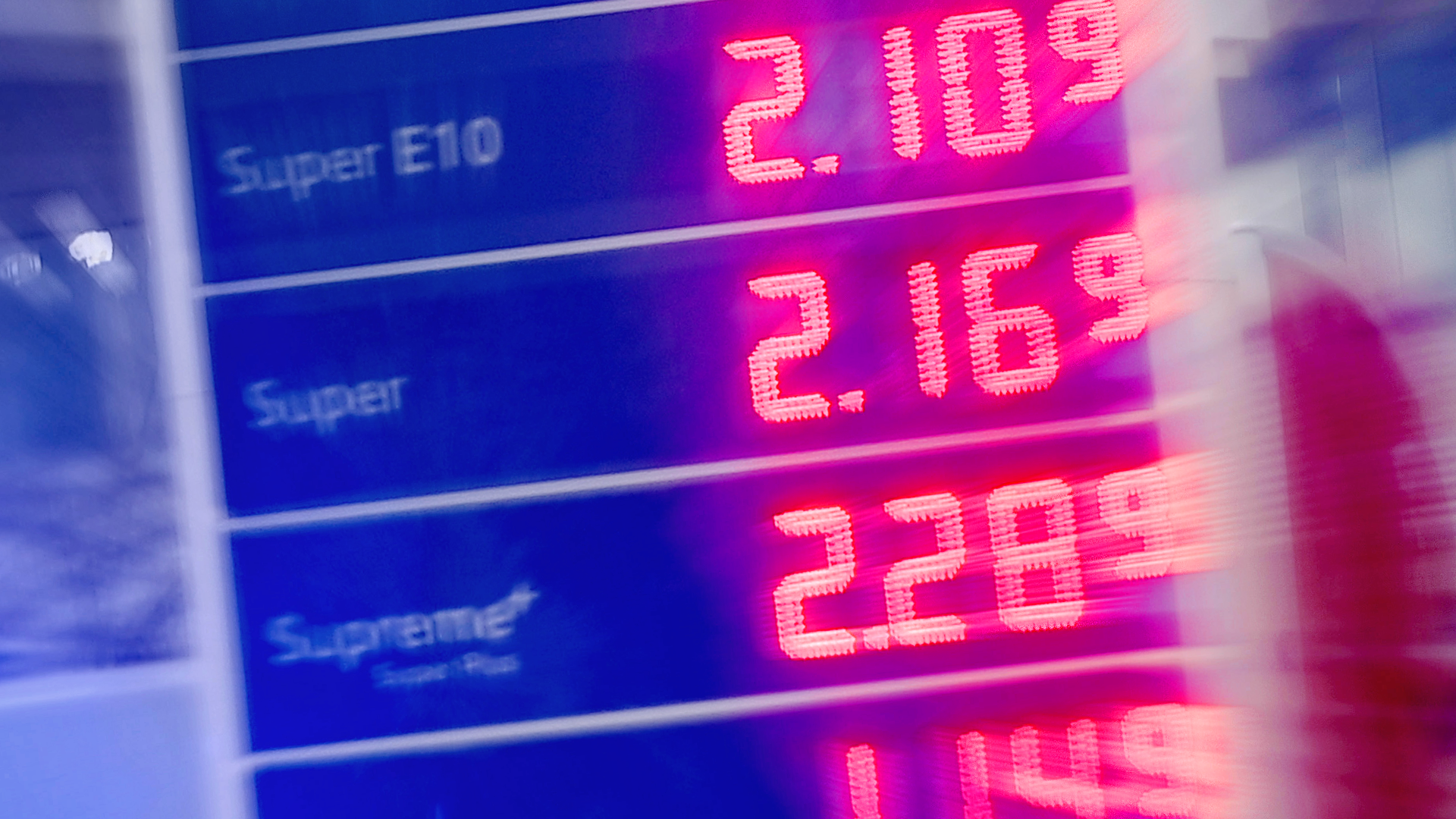 Video: Tank-Regel floppt: Konzerne kassieren