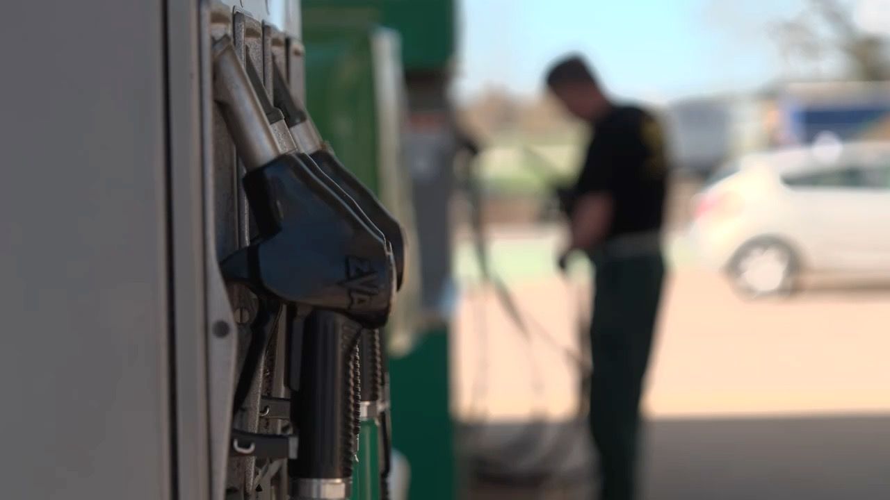 Video: Zurückhaltung an Zapfsäulen: Bayern tankt weniger Benzin und Diesel