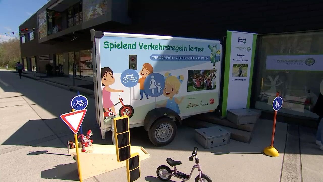 Video: Im „Tabalugamobil“: Peter Maffay macht Kinder fit für den Verkehr