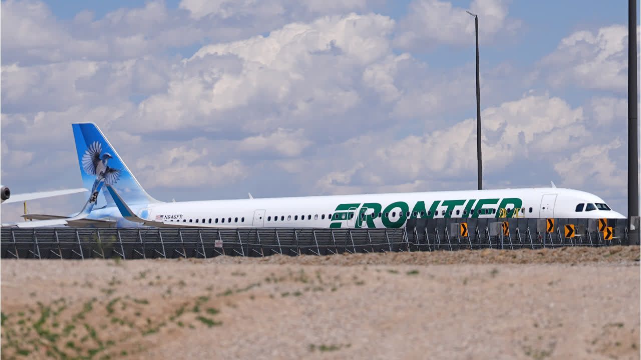 Video: USA: Mensch von Flugzeug-Turbine erfasst
