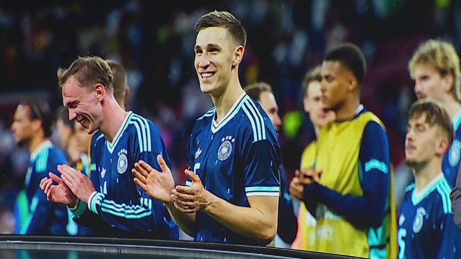 Video: DFB-Team vor Abflug zur Fußball-WM
