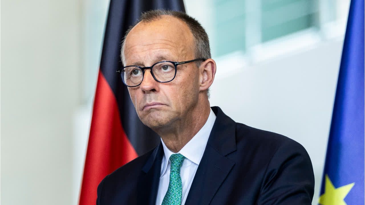 Video: Merz tröstet DFB-Team nach bitterem WM-Aus