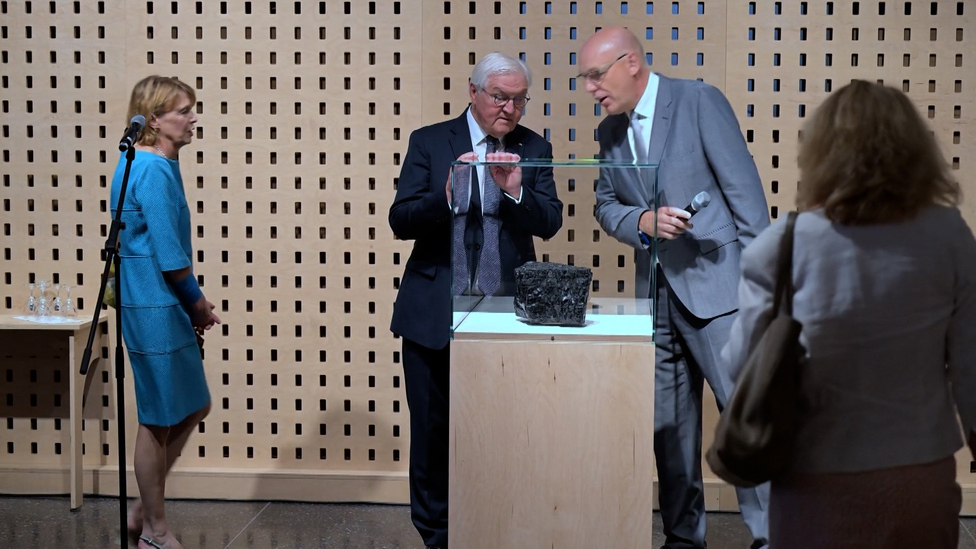 Video: Bundespräsident Steinmeier übergibt letztes Stück Kohle an Museum