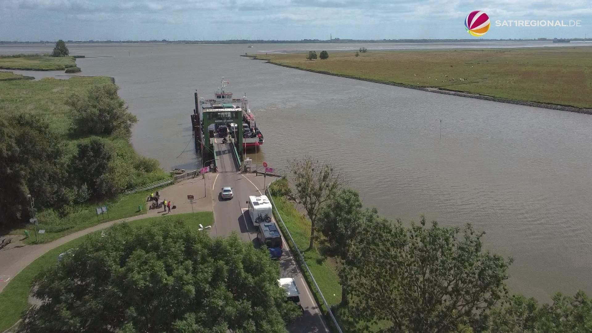 Video: Elbfähre zwischen Wischhafen und Glückstadt: Niedrigwasser sorgt für Probleme