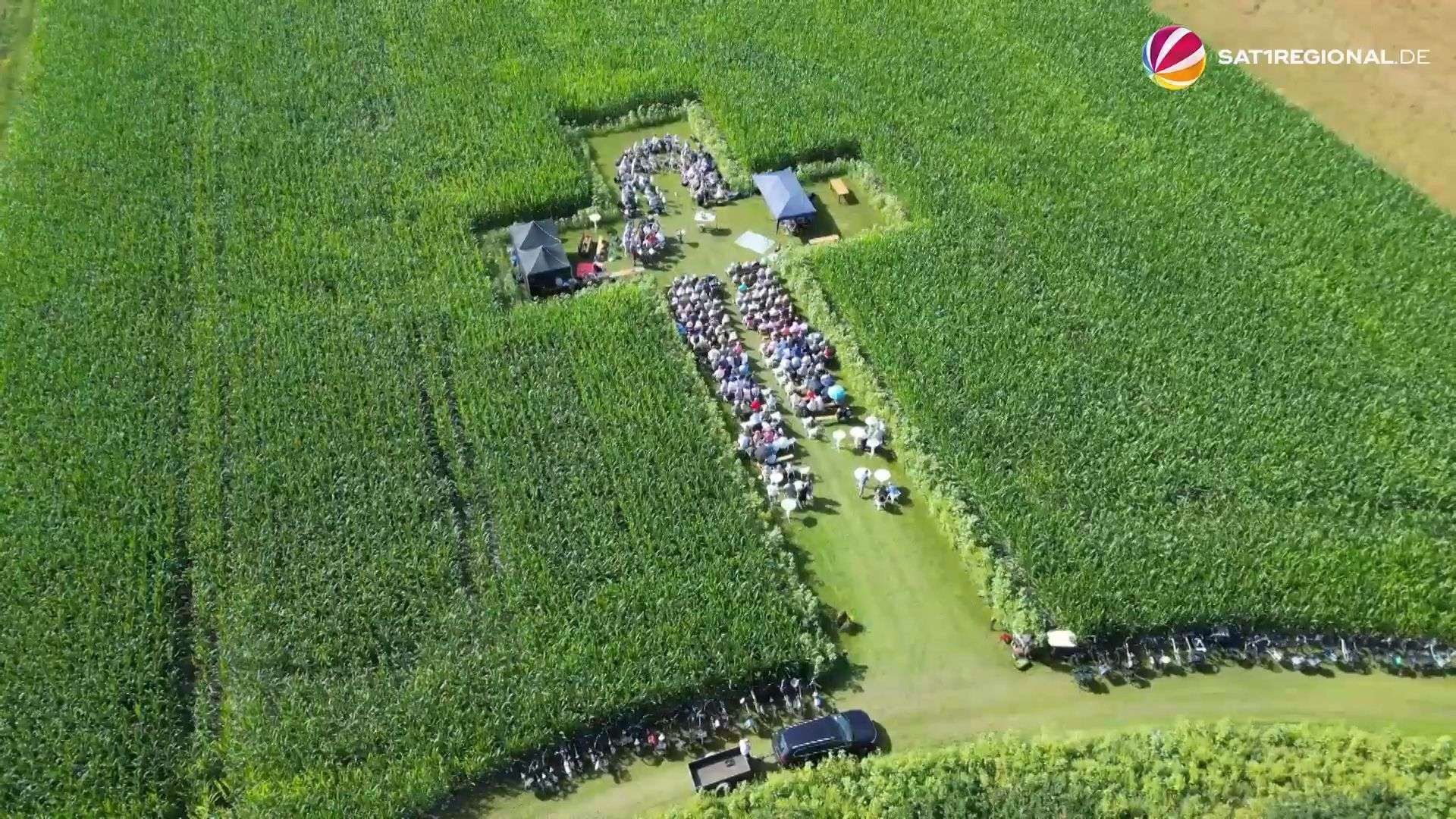 Video: Ackerlandgottesdienst in Wymeer: Open-Air-Taufe im Maisfeld
