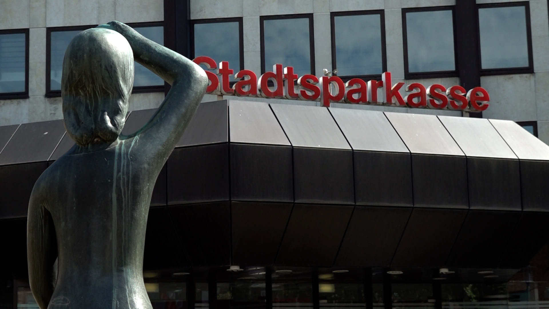 Video: Sparkasse Mönchengladbach: Täter knacken Schließfächer während der Öffnungszeiten