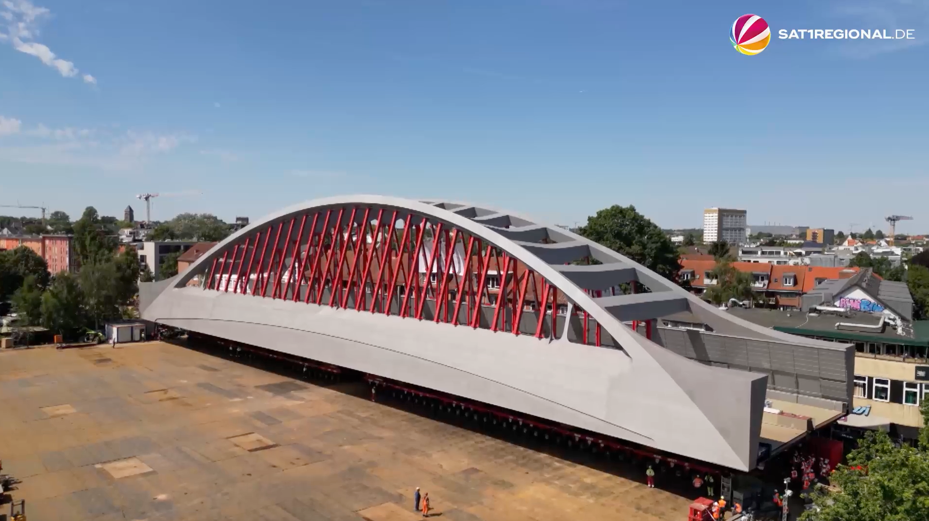 Video: Neue Sternbrücke in Hamburg auf dem Weg zum endgültigen Standort