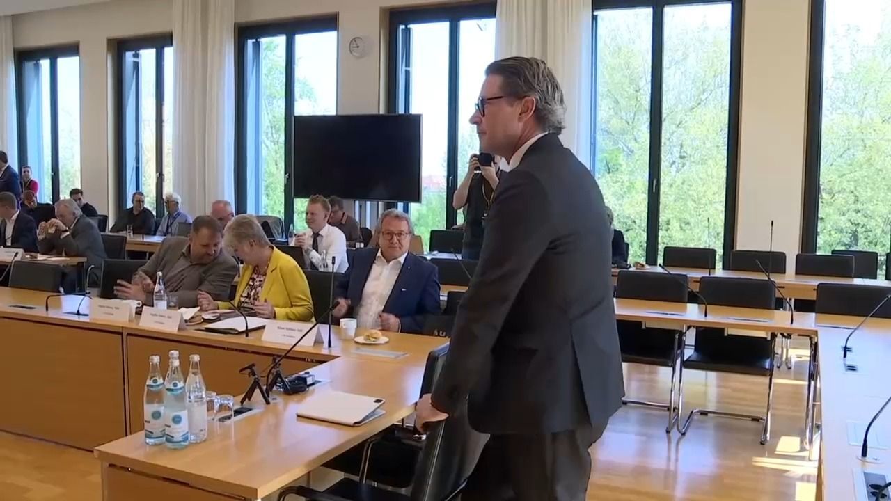Video: Wegen Maut-Affäre: Ex-Verkehrsminister muss vor Gericht